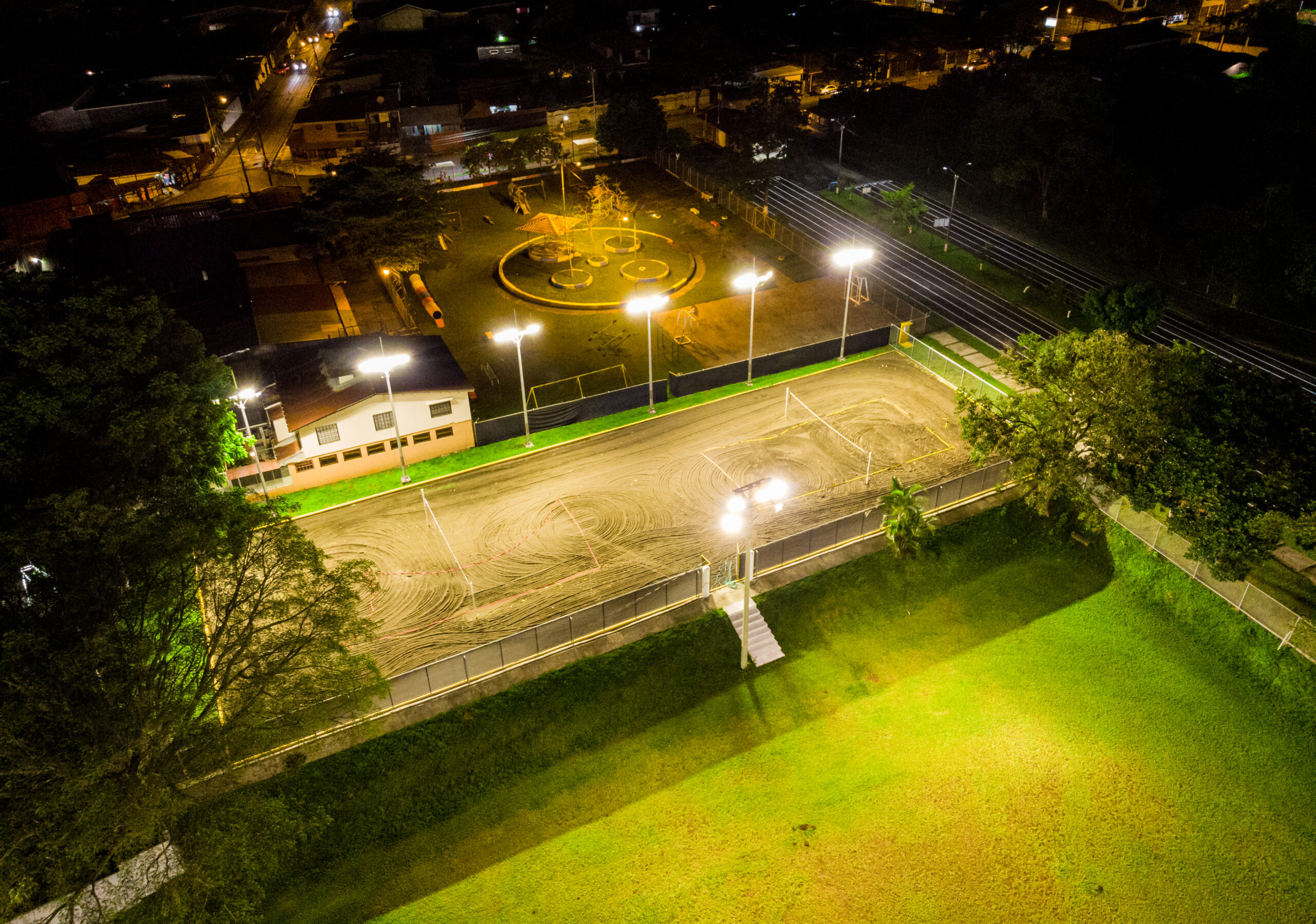 Cancha20voleibol20y20cancha20de20futbol20playa20noche2011.jpg